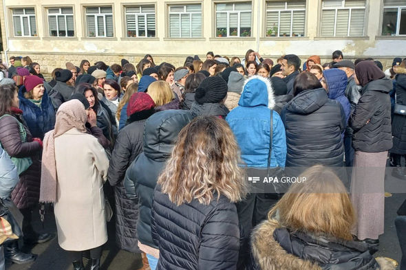 Üç gün əvvəl vəzifəyə təyin olunan direktora görə müəllim və valideynlər Üç gün əvvəl vəzifəyə təyin olunan direktora görə müəllim və valideynlər