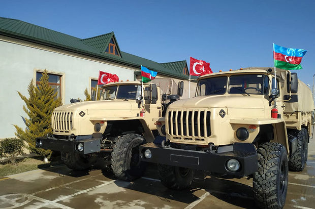Azərbaycan hərbçiləri Türkiyədə zəlzələdən zərər çəkənlərə növbəti dəfə yardım göndəriblər Azərbaycan hərbçiləri Türkiyədə zəlzələdən zərər çəkənlərə növbəti dəfə yardım göndəriblər