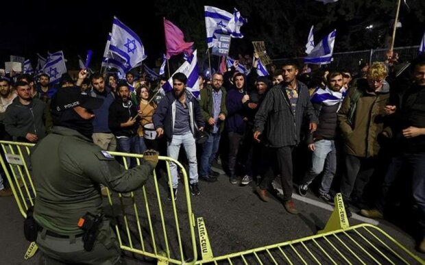 KİV: “Netanyahu əleyhinə minlərlə etirazçı İsrail parlamenti qarşısında toplaşıb”