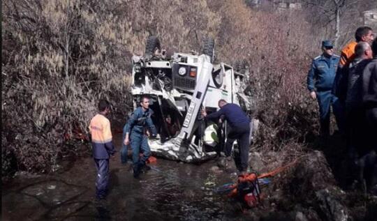 Ermənistanda məktəbli avtobusu qəzaya uğradı: 1 ölü, 23 yaralı