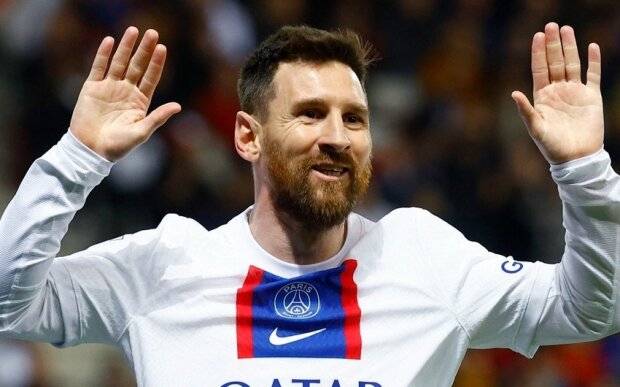 Lionel Messi onu 10 saat gözləyən azarkeşi evinə qonaq edib