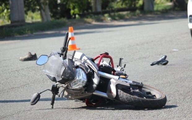 Bakıda 20 yaşlı motosikletçi qızı avtomobil vuraraq komaya salıb