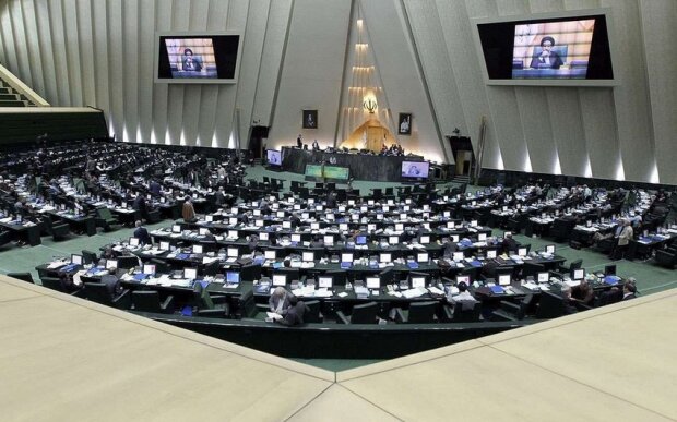 İran parlamenti sənayə nazirinin vəzifəsindən uzaqlaşdırılmasına səs verib