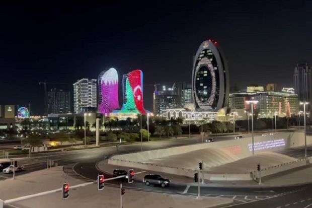 Dohadakı əkiz qüllələr Azərbaycanın dövlət bayrağının rəngləri ilə işıqlandırıldı
