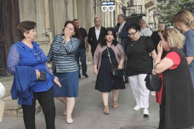 Pul çox olanda Vətənin suyu şirin, az olanda acı olur - ŞƏRH Pul çox olanda Vətənin suyu şirin, az olanda acı olur - ŞƏRH