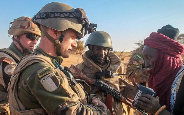 Fransa üç Afrika ölkəsindəki hərbi kontingentini azaltmaq niyyətindədir Fransa üç Afrika ölkəsindəki hərbi kontingentini azaltmaq niyyətindədir