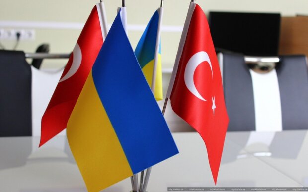 Türkiyə və Ukrayna XİN başçıları arasında telefon danışığı olub