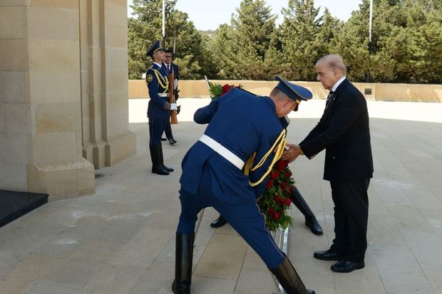 Pakistanın baş naziri Şəhidlər xiyabanını ziyarət edib