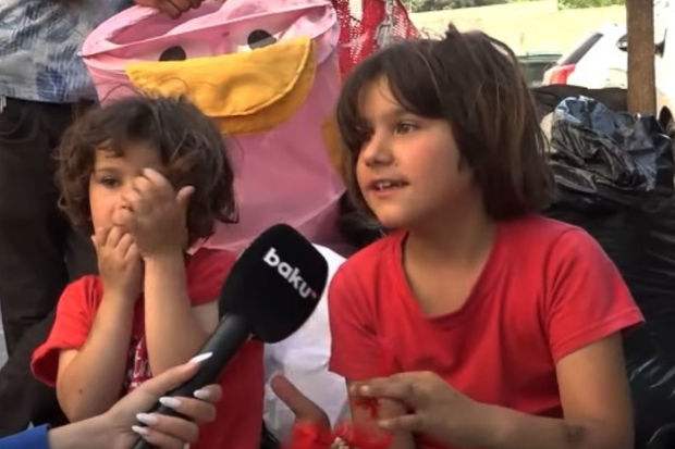 Atası ilə birlikdə zibil yığan qızcığaz: “100 manatımız olsaydı, işə getməzdik” Atası ilə birlikdə zibil yığan qızcığaz: “100 manatımız olsaydı, işə getməzdik”