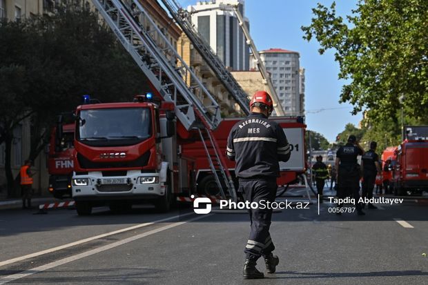 Yanğın baş verən binanın sakinləri: “Bomjlar çardaqda nəsə yandırıblar, ondan da alışma olub” Yanğın baş verən binanın sakinləri: “Bomjlar çardaqda nəsə yandırıblar, ondan da alışma olub”