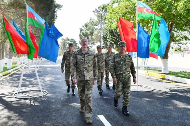 İlham Əliyev komando hərbi hissələrinin birində yaradılan şəraitlə tanış olub İlham Əliyev komando hərbi hissələrinin birində yaradılan şəraitlə tanış olub