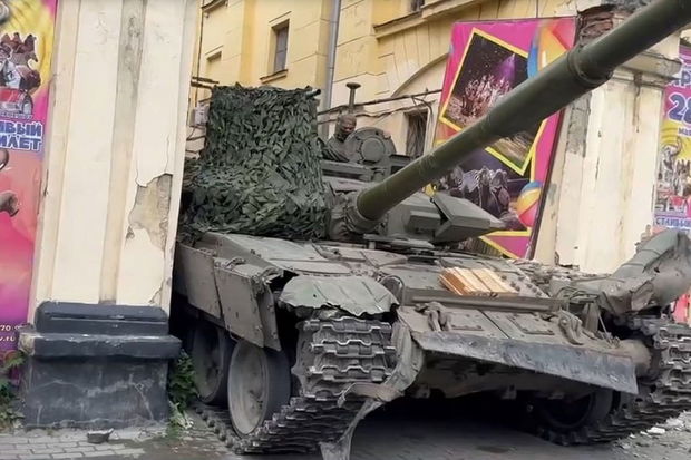 Rostovda tank sirkin darvazasında ilişib qaldı