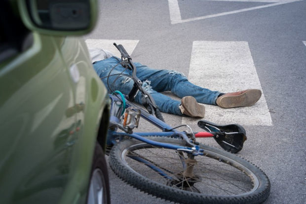 Bərdədə avtomobil velosipedçini vuraraq öldürüb