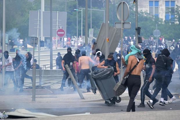 Fransadakı iğtişaşların maddi tərəfi: Sahibkarların göyə sovrulan milyonları Fransadakı iğtişaşların maddi tərəfi: Sahibkarların göyə sovrulan milyonları