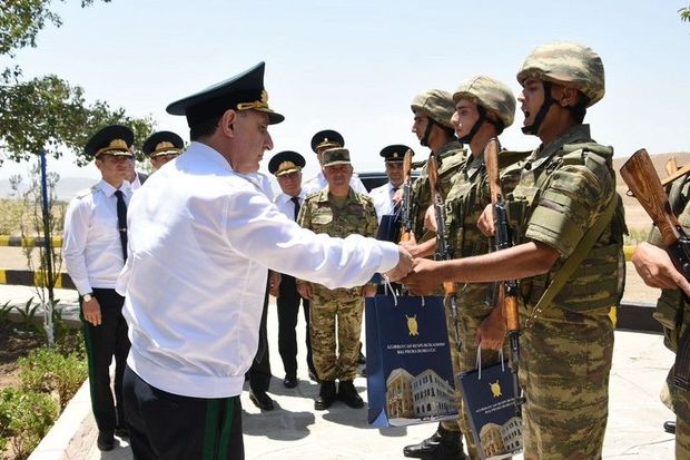 Baş Prokuror Naxçıvanda hərbi qulluqçulara hədiyyələr verib Baş Prokuror Naxçıvanda hərbi qulluqçulara hədiyyələr verib