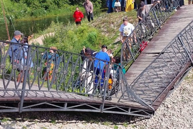 Rusiyada piyada körpüsü uçub: Ölən və yaralananlar var