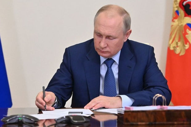 Putin Rusiyada cinsiyyətin dəyişdirilməsini qadağan edən qanunu imzaladı Putin Rusiyada cinsiyyətin dəyişdirilməsini qadağan edən qanunu imzaladı