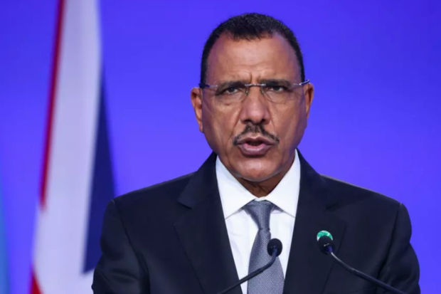 Niger prezidenti çevrilişdən sonra istefa verməkdən imtina edib