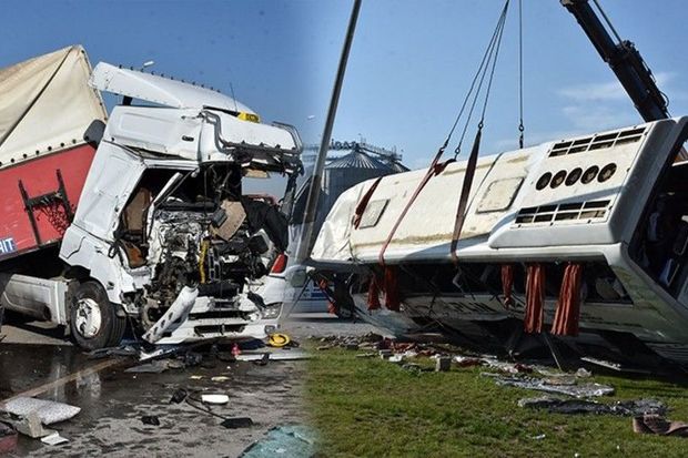 Türkiyədə mikroavtobus yük maşınına çırpılıb: Ölən və yaralananlar var Türkiyədə mikroavtobus yük maşınına çırpılıb: Ölən və yaralananlar var