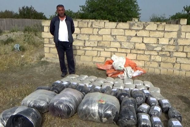 Ölkəyə onlarla kiloqram narkotik gətirən şəxs Ölkəyə onlarla kiloqram narkotik gətirən şəxs